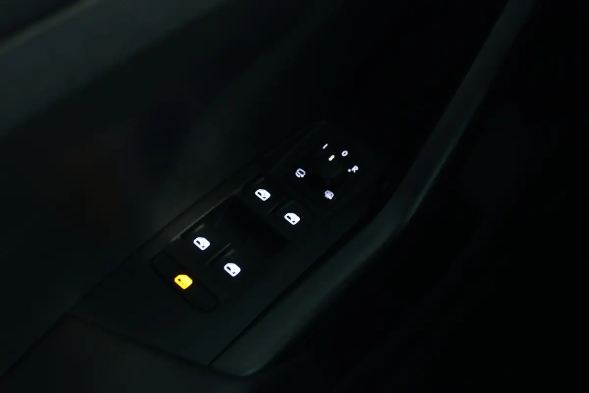 1.0 TSI Life 1e eigenaar | Carplay | Adapt. Cruise | Bluetooth | Getint glas | Front Assist | 17" LMV