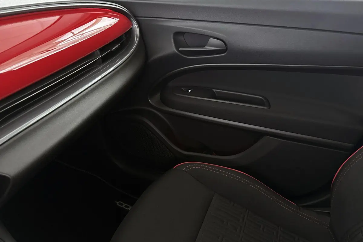 RED 54 kWh Apple CarPlay Climate Control