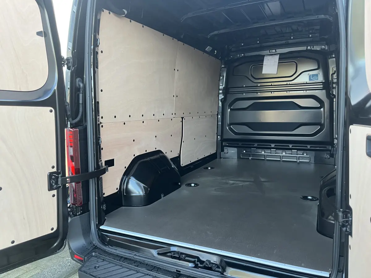 T35 L2H2 Extra long range 87 kWh | Betimmering | Navigatie | PDC Voor en Achter + Achteruitrijcamera | Cruise Control | Airco Automatisch | |
