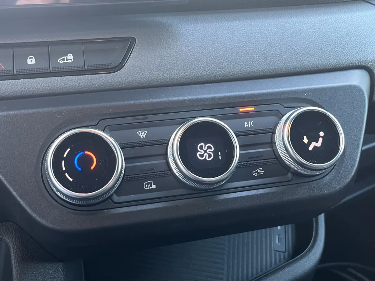 T35 L2H2 Extra long range 87 kWh | Betimmering | Navigatie | PDC Voor en Achter + Achteruitrijcamera | Cruise Control | Airco Automatisch | |
