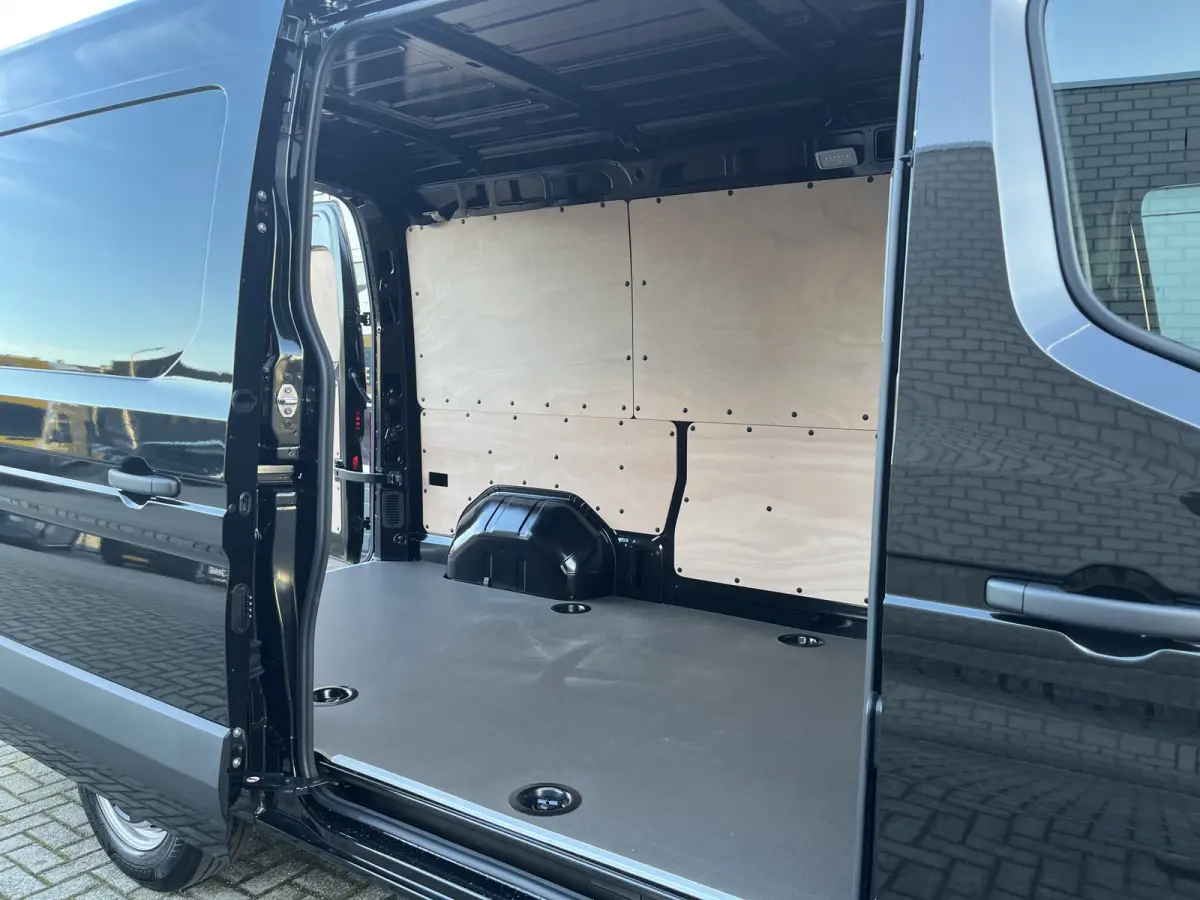 T35 L2H2 Extra long range 87 kWh | Betimmering | Navigatie | PDC Voor en Achter + Achteruitrijcamera | Cruise Control | Airco Automatisch | |