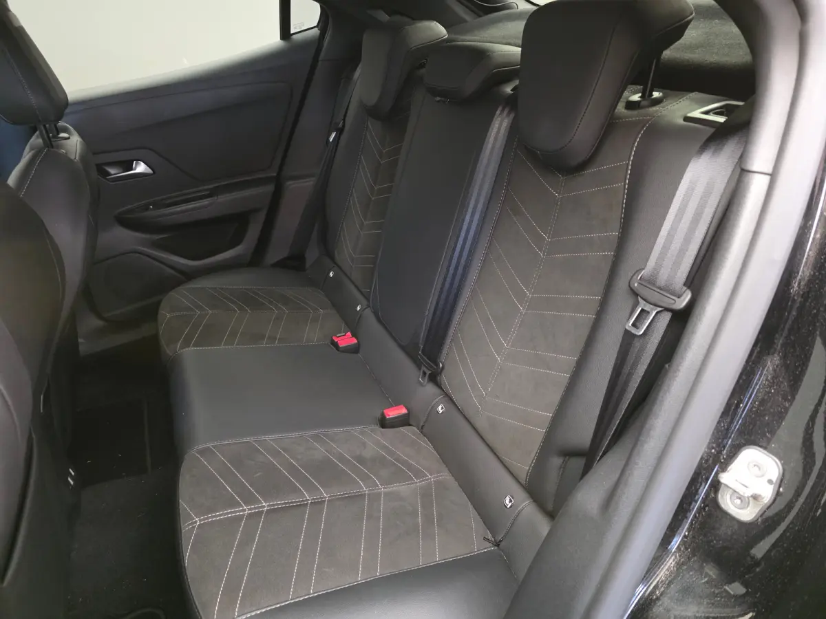 1.2 Turbo Ultimate Alcantara | Stuur & Stoelverwarming | Camera | 18" Lichtmetaal | Carplay | Climate | Cruise | LED | Achteruitrijcamera | Alcantara bekleding | Apple Carplay/Android Auto|t