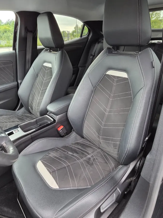 1.2 Turbo Ultimate Alcantara | Stuur & Stoelverwarming | Camera | 18" Lichtmetaal | Carplay | Climate | Cruise | LED | Achteruitrijcamera | Alcantara bekleding | Apple Carplay/Android Auto|t