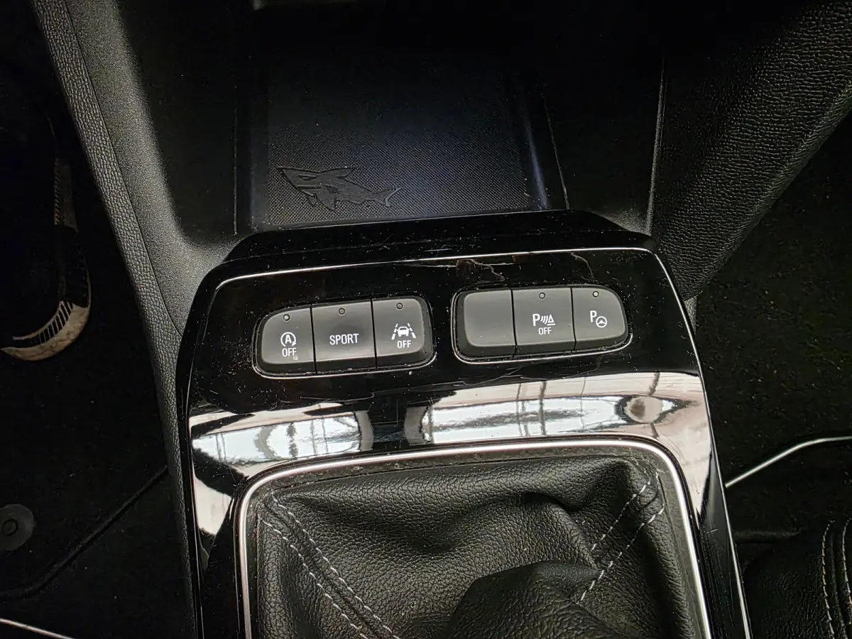 1.2 Turbo Ultimate Alcantara | Stuur & Stoelverwarming | Camera | 18" Lichtmetaal | Carplay | Climate | Cruise | LED | Achteruitrijcamera | Alcantara bekleding | Apple Carplay/Android Auto|t