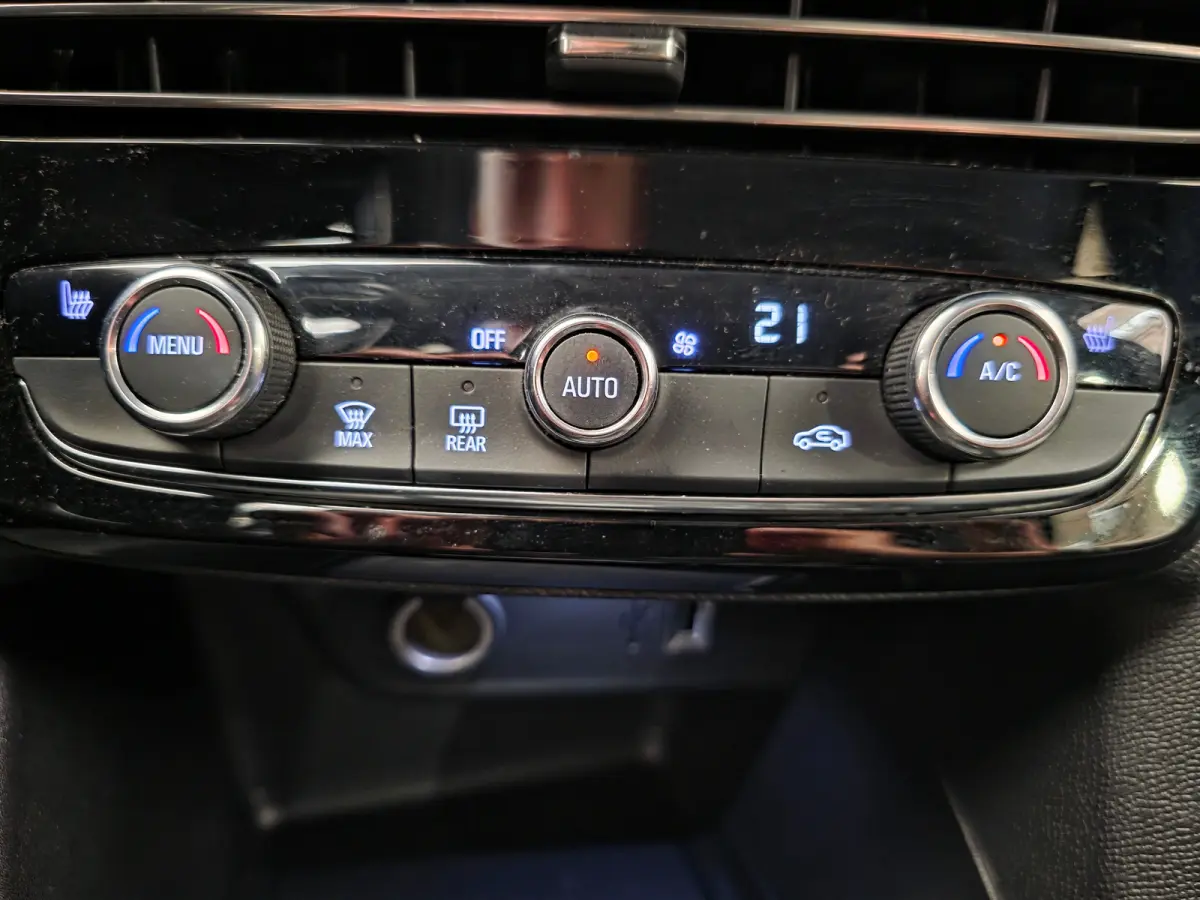 1.2 Turbo Ultimate Alcantara | Stuur & Stoelverwarming | Camera | 18" Lichtmetaal | Carplay | Climate | Cruise | LED | Achteruitrijcamera | Alcantara bekleding | Apple Carplay/Android Auto|t