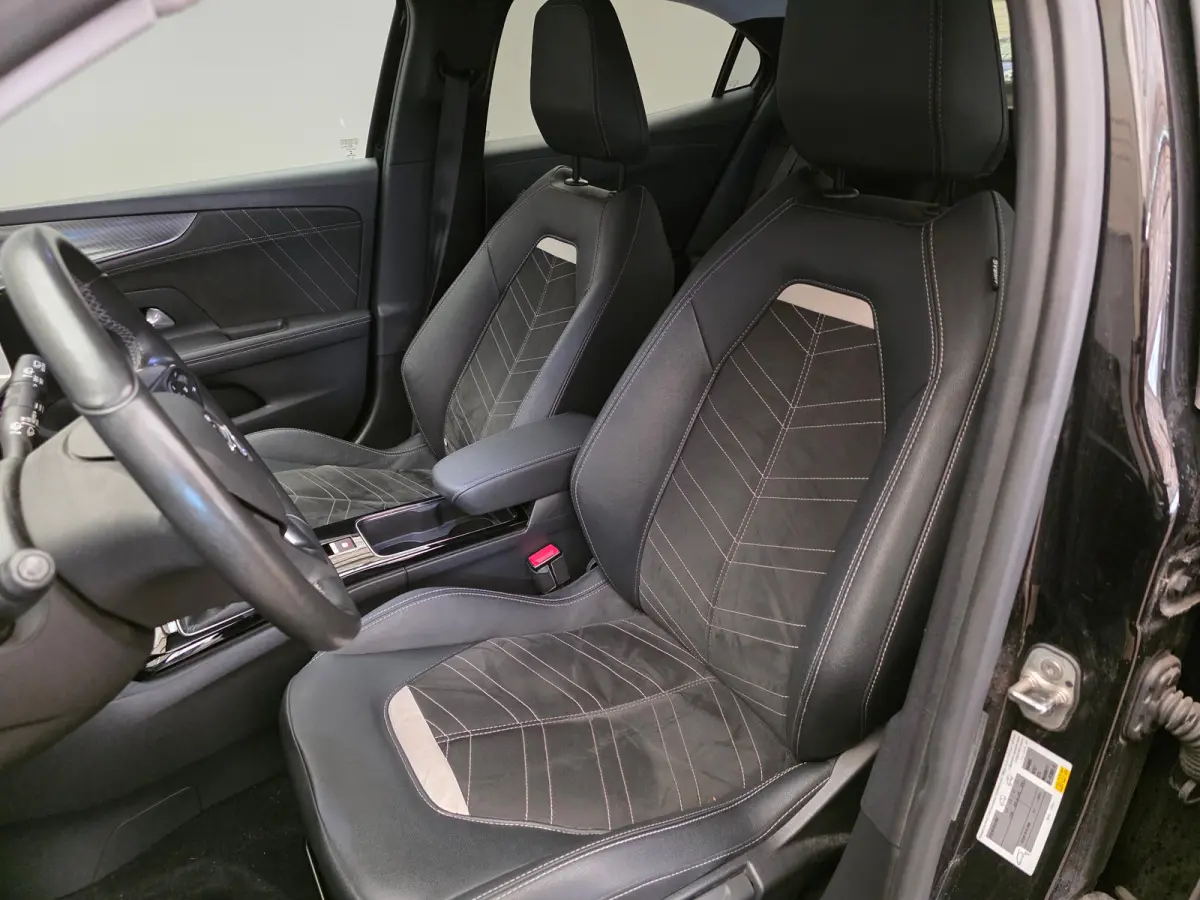 1.2 Turbo Ultimate Alcantara | Stuur & Stoelverwarming | Camera | 18" Lichtmetaal | Carplay | Climate | Cruise | LED | Achteruitrijcamera | Alcantara bekleding | Apple Carplay/Android Auto|t