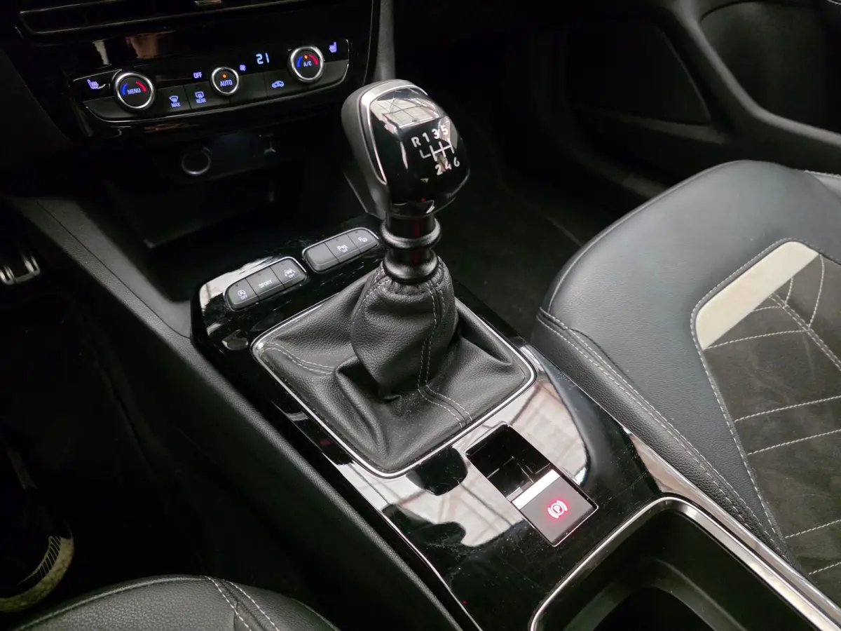 1.2 Turbo Ultimate Alcantara | Stuur & Stoelverwarming | Camera | 18" Lichtmetaal | Carplay | Climate | Cruise | LED | Achteruitrijcamera | Alcantara bekleding | Apple Carplay/Android Auto|t