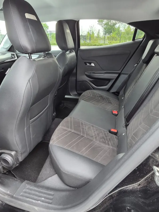 1.2 Turbo Ultimate Alcantara | Stuur & Stoelverwarming | Camera | 18" Lichtmetaal | Carplay | Climate | Cruise | LED | Achteruitrijcamera | Alcantara bekleding | Apple Carplay/Android Auto|t