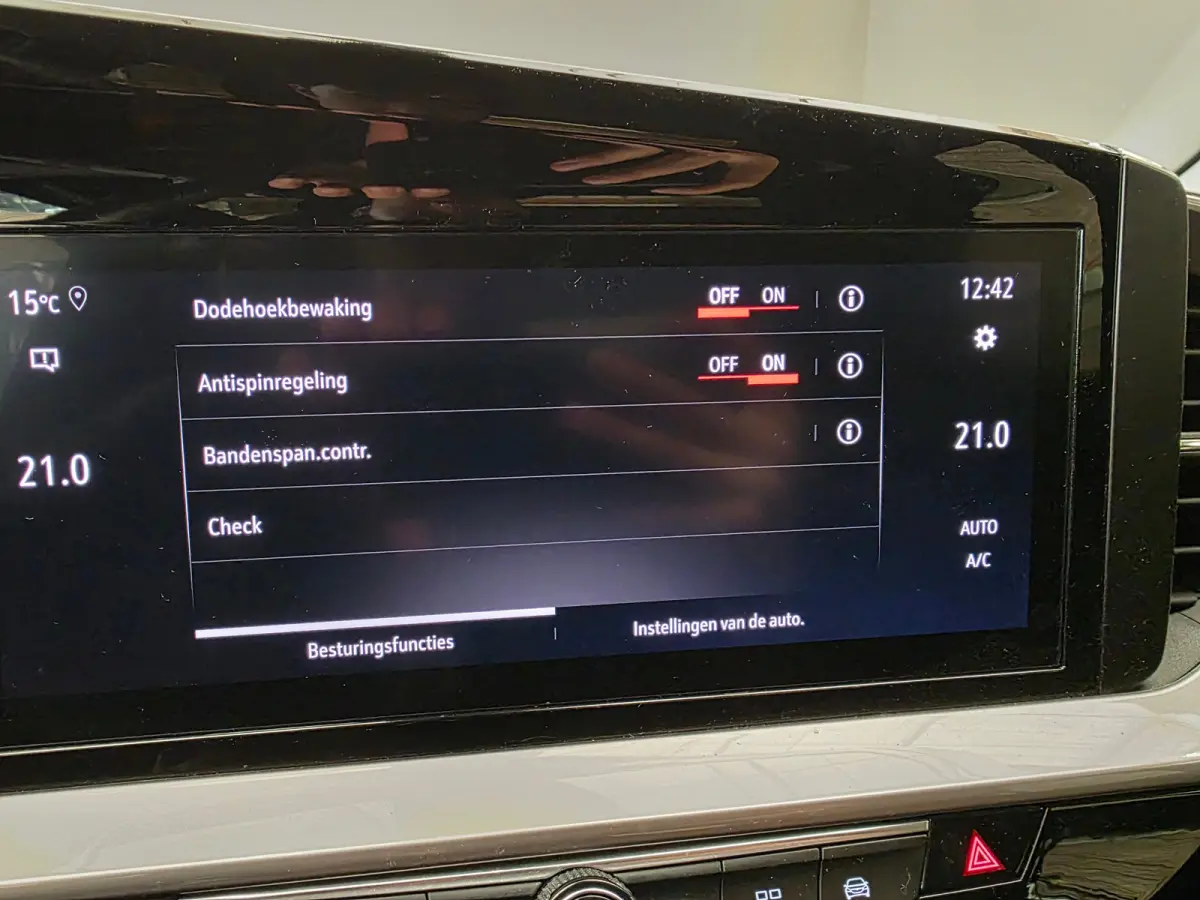 1.2 Turbo Ultimate Alcantara | Stuur & Stoelverwarming | Camera | 18" Lichtmetaal | Carplay | Climate | Cruise | LED | Achteruitrijcamera | Alcantara bekleding | Apple Carplay/Android Auto|t