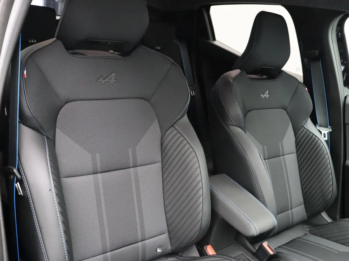 E-Tech Full Hybrid 145pk esprit Alpine | Stoel- en stuurwielverwarming | 360 graden camera | 17" lichmetalen velgen | Adaptive Cruise control |