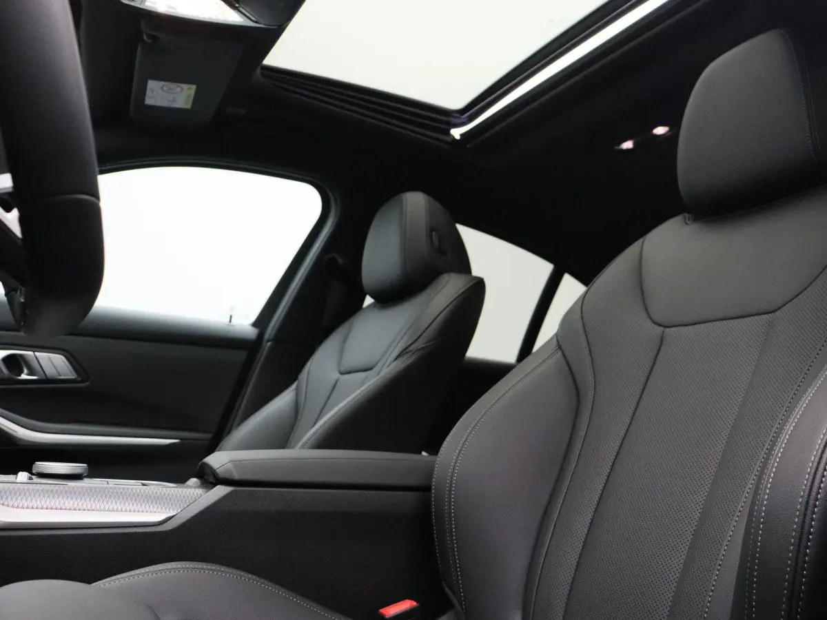320i M Sportpakket | Comfort Pack | Trekhaak | Schuifdak | DAB | HiFi | 18''