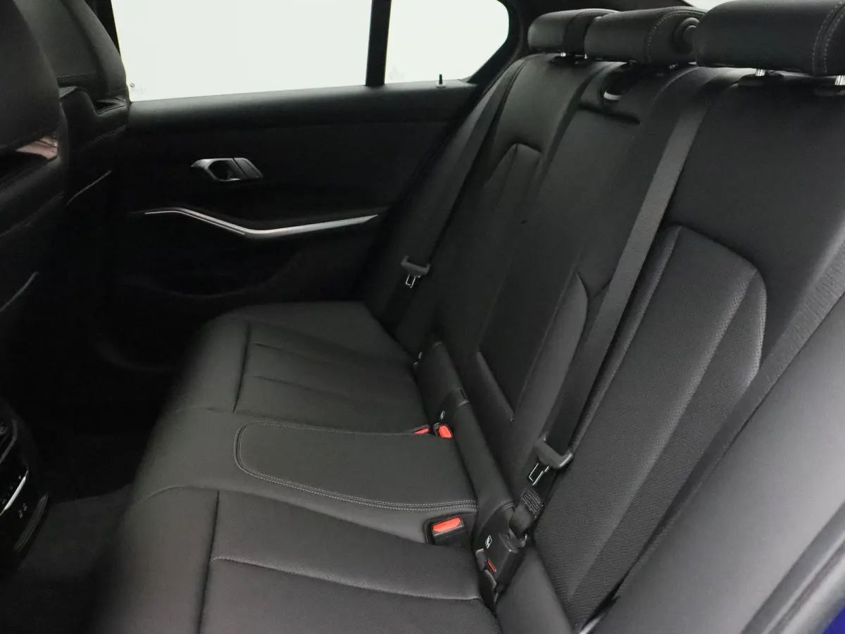 320i M Sportpakket | Comfort Pack | Trekhaak | Schuifdak | DAB | HiFi | 18''
