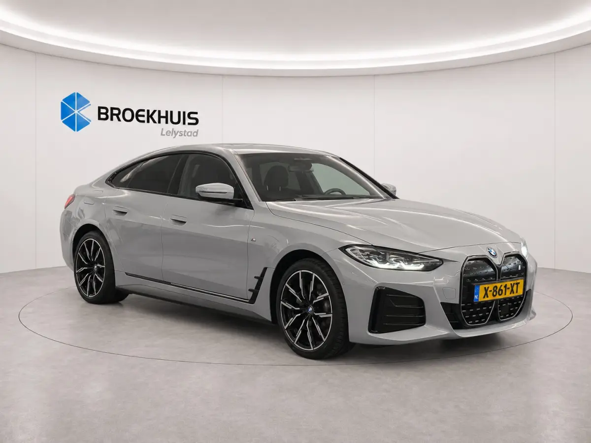 eDRIVE40 84KWH 340PK HIGH EXECUTIVE M-SPORT SOH 92,34% / NAVI / FULL-LED / CAMERA / 19" LMV / ELEKTR. TREKHAAK / KEYLESS / HUD / HARMAN KARDON / SCHUIF-KANTELDAK / ORG. NL . / 1E EIGENAAR !!