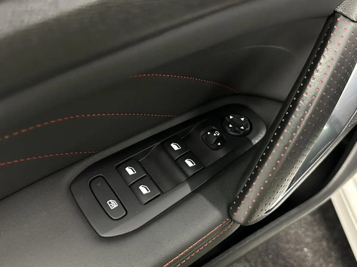1.2 PureTech GT-line 131PK PANO CRUISE CAMERA CLIMA CARPLAY