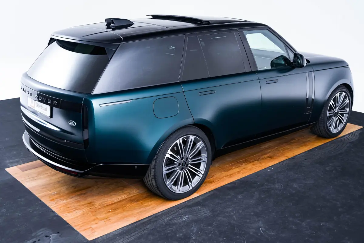 4.4 P530 Trekhaak - Panoramadak - Adaptieve Cruise Control - SV Bespoke Hemelbekleding/vloermatten - SV Bespoke volledig uitgebreide Leder upgrade - HomeLink - Shadow Exterior Pack -