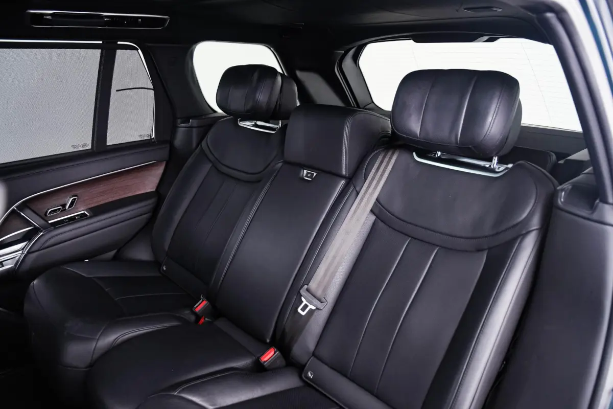 4.4 P530 Trekhaak - Panoramadak - Adaptieve Cruise Control - SV Bespoke Hemelbekleding/vloermatten - SV Bespoke volledig uitgebreide Leder upgrade - HomeLink - Shadow Exterior Pack -