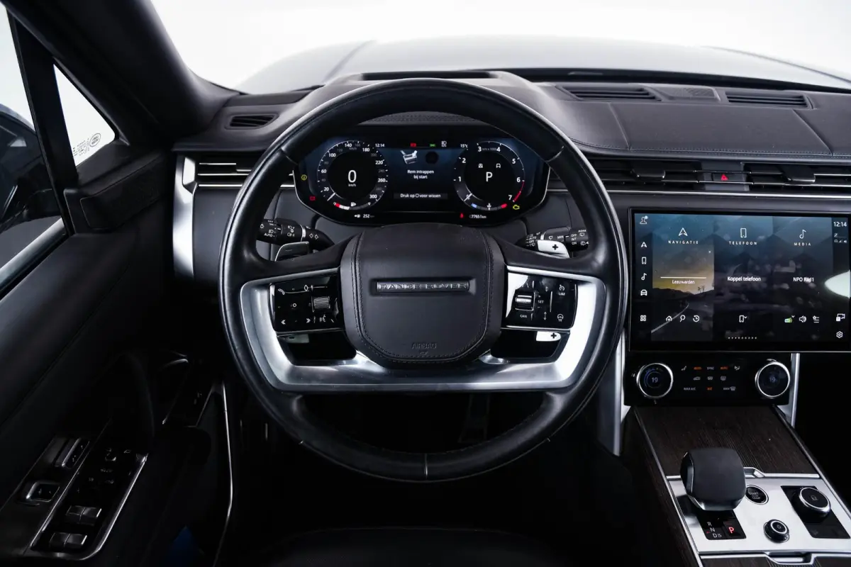 4.4 P530 Trekhaak - Panoramadak - Adaptieve Cruise Control - SV Bespoke Hemelbekleding/vloermatten - SV Bespoke volledig uitgebreide Leder upgrade - HomeLink - Shadow Exterior Pack -