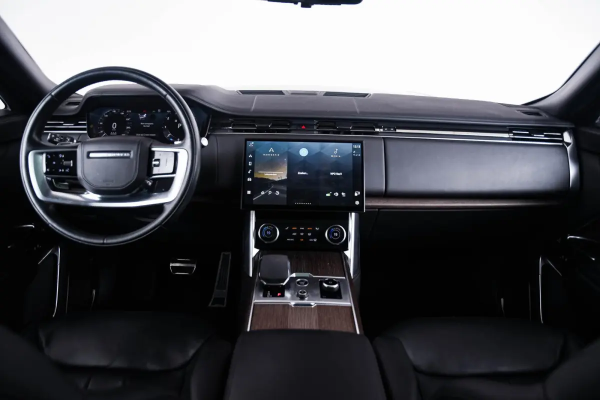4.4 P530 Trekhaak - Panoramadak - Adaptieve Cruise Control - SV Bespoke Hemelbekleding/vloermatten - SV Bespoke volledig uitgebreide Leder upgrade - HomeLink - Shadow Exterior Pack -