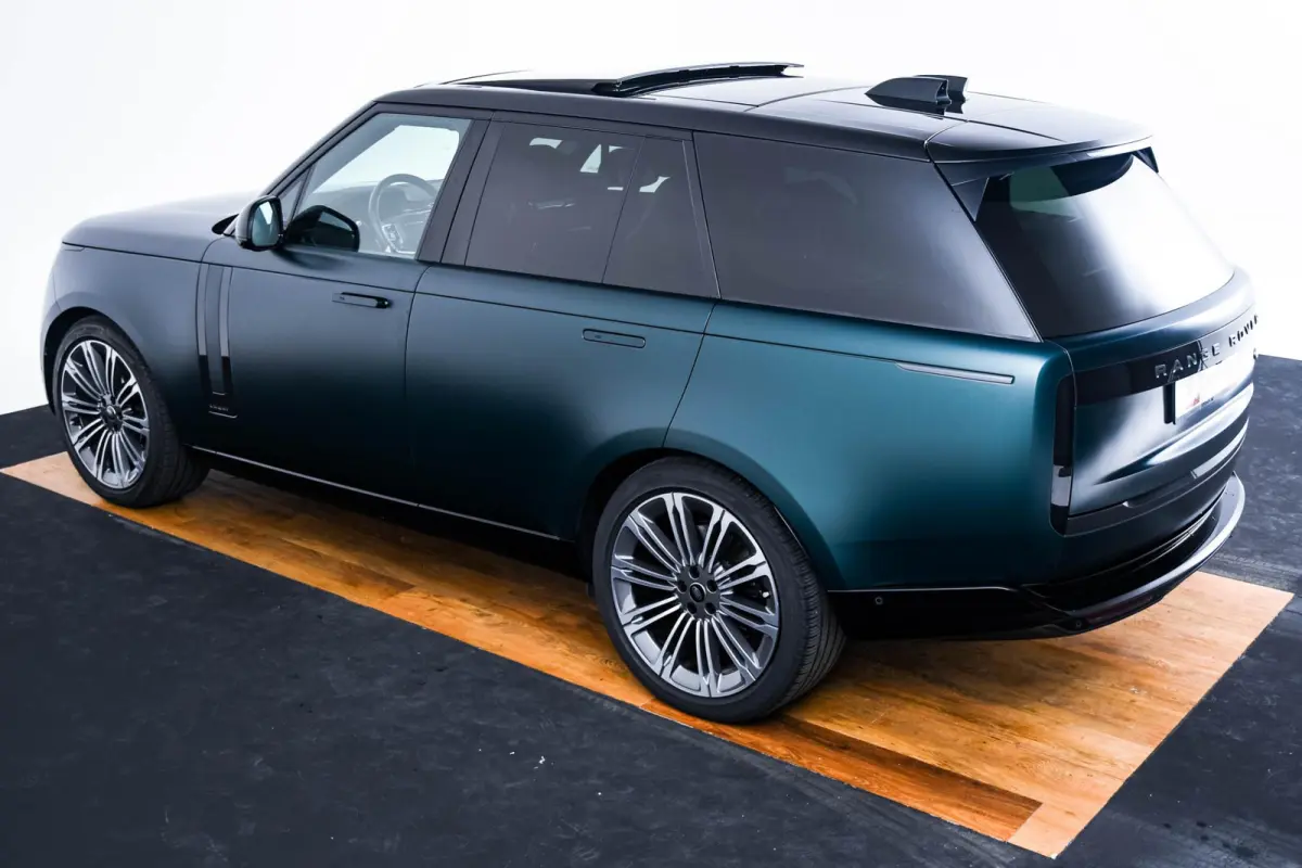4.4 P530 Trekhaak - Panoramadak - Adaptieve Cruise Control - SV Bespoke Hemelbekleding/vloermatten - SV Bespoke volledig uitgebreide Leder upgrade - HomeLink - Shadow Exterior Pack -