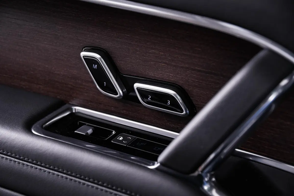 4.4 P530 Trekhaak - Panoramadak - Adaptieve Cruise Control - SV Bespoke Hemelbekleding/vloermatten - SV Bespoke volledig uitgebreide Leder upgrade - HomeLink - Shadow Exterior Pack -