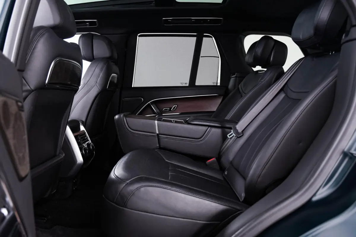 4.4 P530 Trekhaak - Panoramadak - Adaptieve Cruise Control - SV Bespoke Hemelbekleding/vloermatten - SV Bespoke volledig uitgebreide Leder upgrade - HomeLink - Shadow Exterior Pack -