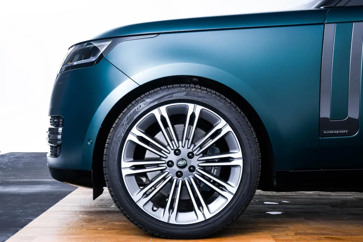 4.4 P530 Trekhaak - Panoramadak - Adaptieve Cruise Control - SV Bespoke Hemelbekleding/vloermatten - SV Bespoke volledig uitgebreide Leder upgrade - HomeLink - Shadow Exterior Pack -