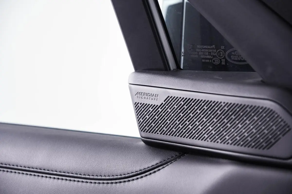 4.4 P530 Trekhaak - Panoramadak - Adaptieve Cruise Control - SV Bespoke Hemelbekleding/vloermatten - SV Bespoke volledig uitgebreide Leder upgrade - HomeLink - Shadow Exterior Pack -