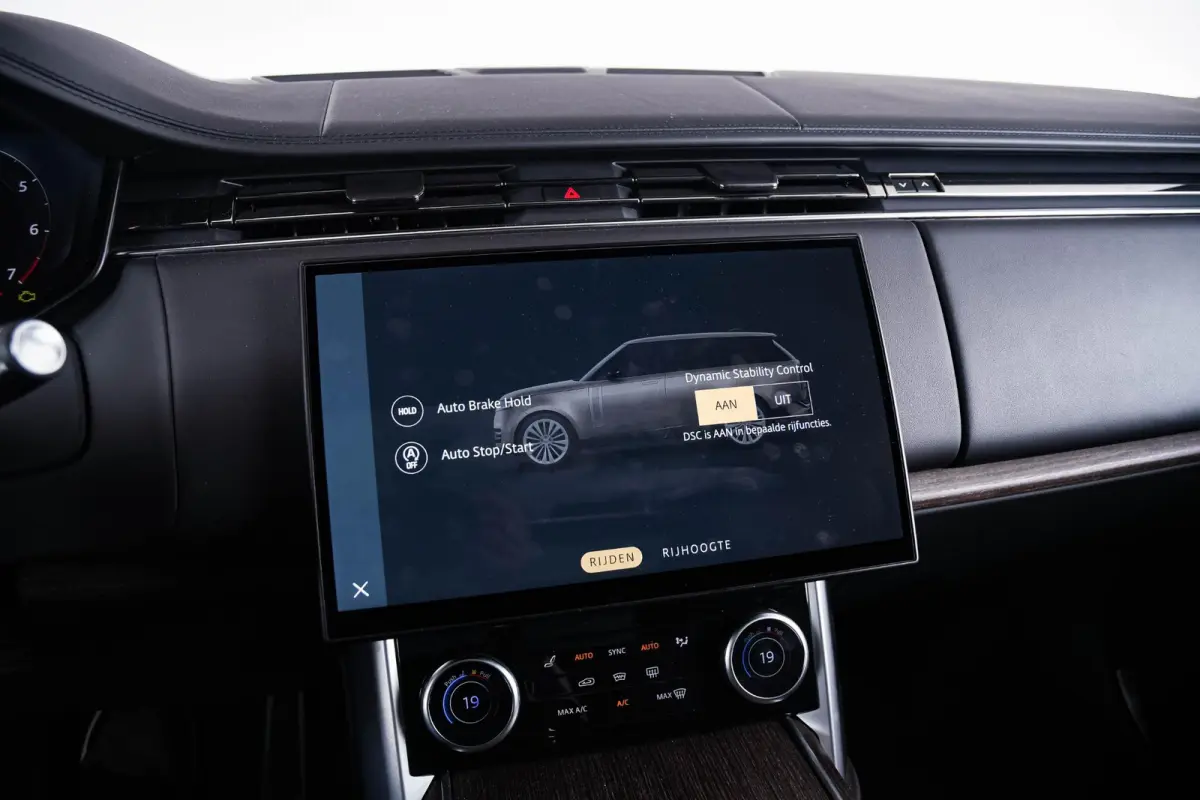 4.4 P530 Trekhaak - Panoramadak - Adaptieve Cruise Control - SV Bespoke Hemelbekleding/vloermatten - SV Bespoke volledig uitgebreide Leder upgrade - HomeLink - Shadow Exterior Pack -