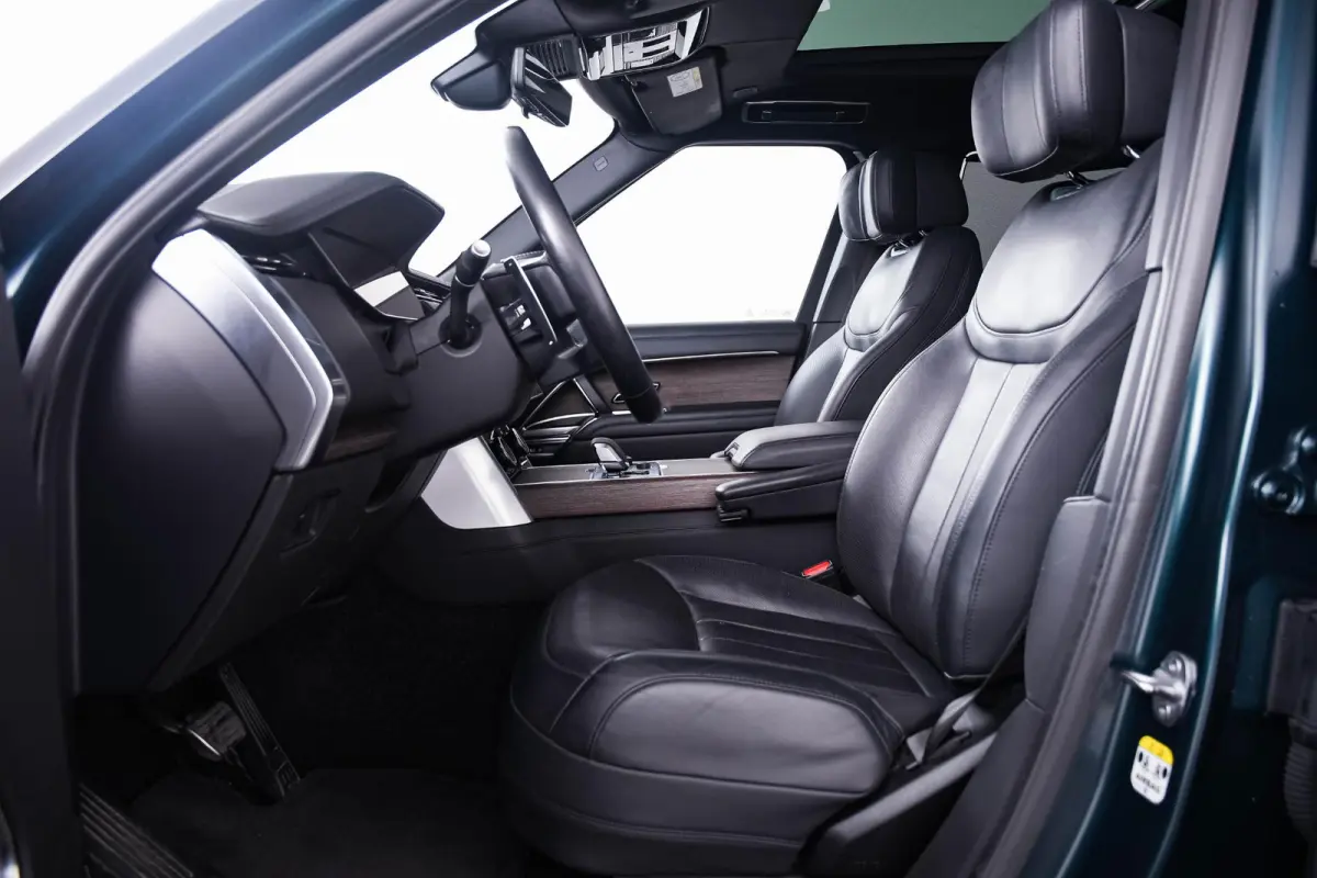 4.4 P530 Trekhaak - Panoramadak - Adaptieve Cruise Control - SV Bespoke Hemelbekleding/vloermatten - SV Bespoke volledig uitgebreide Leder upgrade - HomeLink - Shadow Exterior Pack -