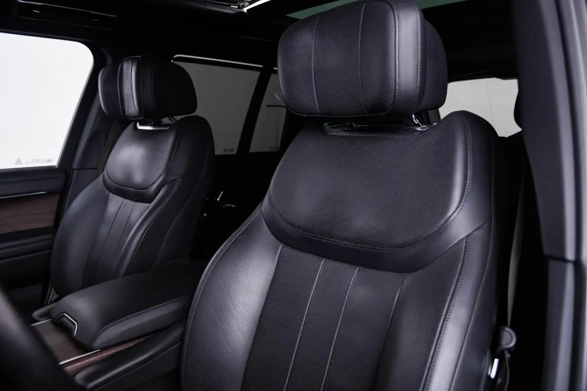 4.4 P530 Trekhaak - Panoramadak - Adaptieve Cruise Control - SV Bespoke Hemelbekleding/vloermatten - SV Bespoke volledig uitgebreide Leder upgrade - HomeLink - Shadow Exterior Pack -