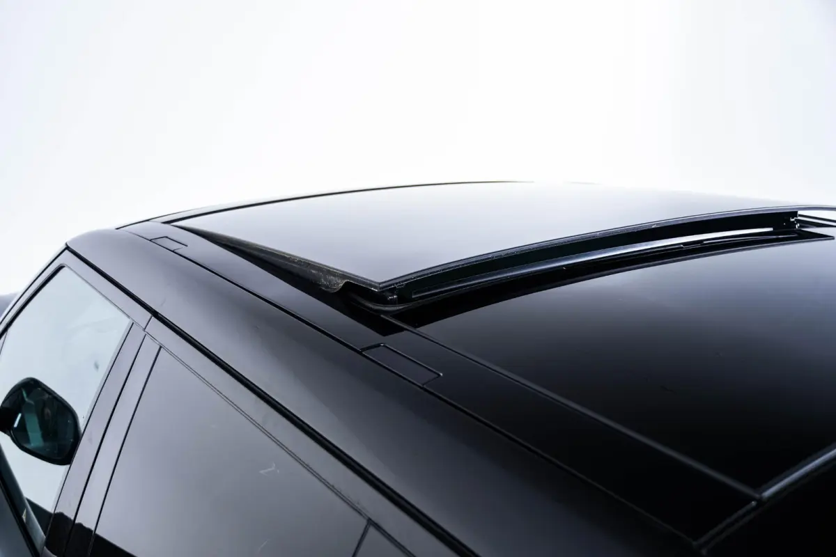 4.4 P530 Trekhaak - Panoramadak - Adaptieve Cruise Control - SV Bespoke Hemelbekleding/vloermatten - SV Bespoke volledig uitgebreide Leder upgrade - HomeLink - Shadow Exterior Pack -