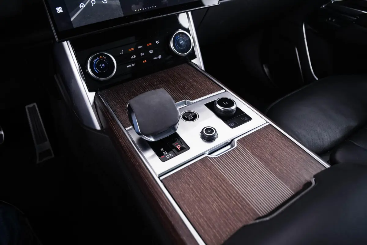 4.4 P530 Trekhaak - Panoramadak - Adaptieve Cruise Control - SV Bespoke Hemelbekleding/vloermatten - SV Bespoke volledig uitgebreide Leder upgrade - HomeLink - Shadow Exterior Pack -