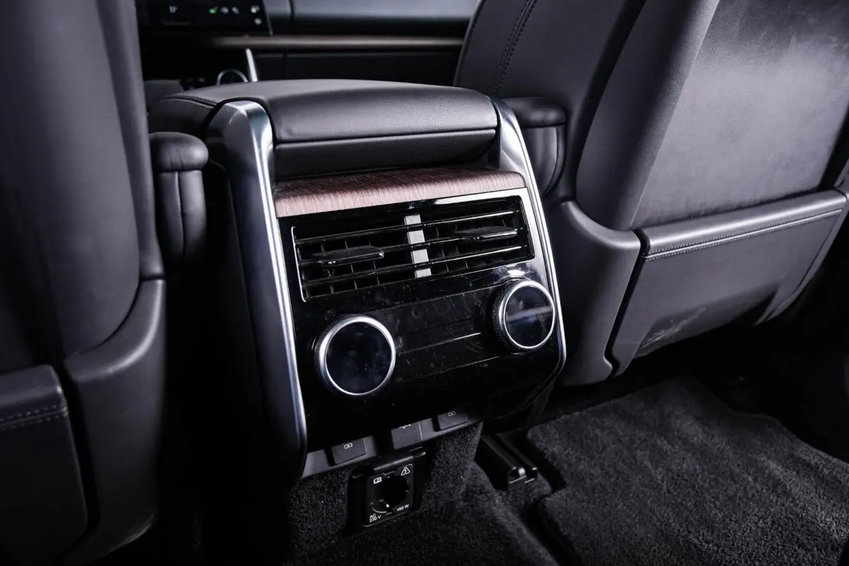 4.4 P530 Trekhaak - Panoramadak - Adaptieve Cruise Control - SV Bespoke Hemelbekleding/vloermatten - SV Bespoke volledig uitgebreide Leder upgrade - HomeLink - Shadow Exterior Pack -
