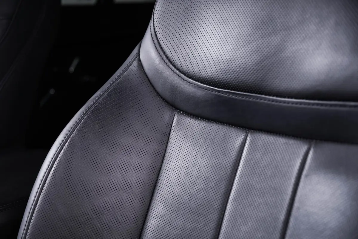 4.4 P530 Trekhaak - Panoramadak - Adaptieve Cruise Control - SV Bespoke Hemelbekleding/vloermatten - SV Bespoke volledig uitgebreide Leder upgrade - HomeLink - Shadow Exterior Pack -
