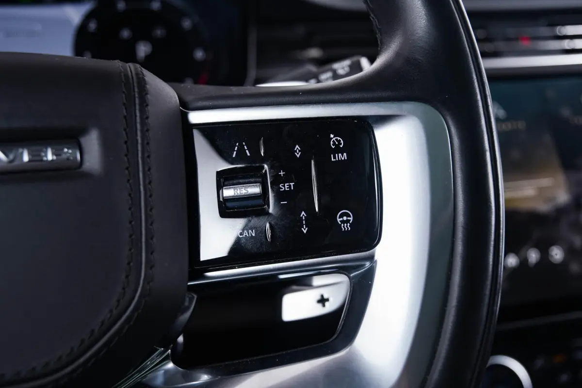4.4 P530 Trekhaak - Panoramadak - Adaptieve Cruise Control - SV Bespoke Hemelbekleding/vloermatten - SV Bespoke volledig uitgebreide Leder upgrade - HomeLink - Shadow Exterior Pack -
