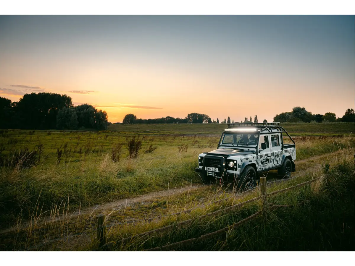 TROPHY 2 Works V8 1of4 | 1 of 4 LHD Defender Trophy 2 Crew Cab | WARN |