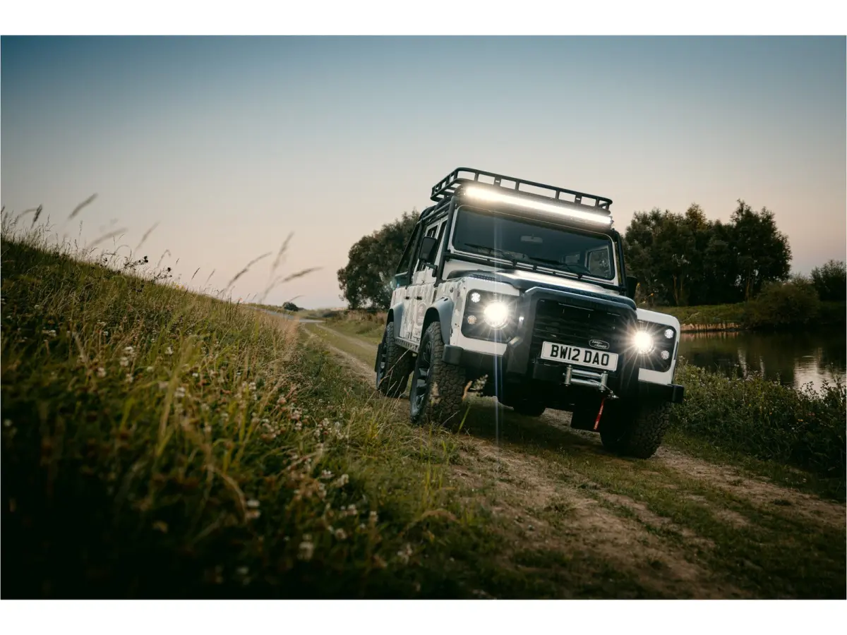 TROPHY 2 Works V8 1of4 | 1 of 4 LHD Defender Trophy 2 Crew Cab | WARN |