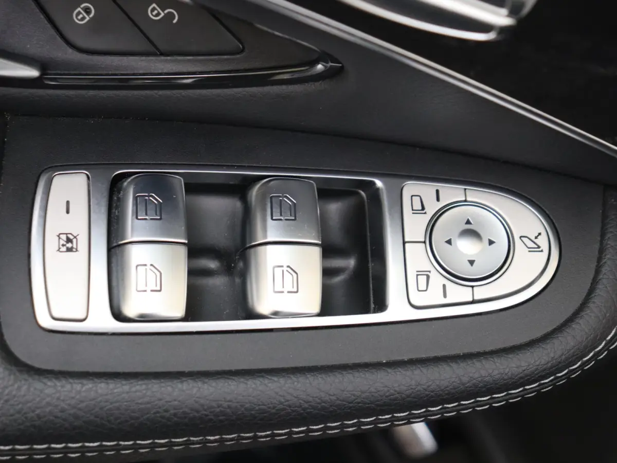300e 4MATIC Premium Plus / AMG/ 20 inch/ Stoelverwarming V+A/ AIRMATIC/ Burmester