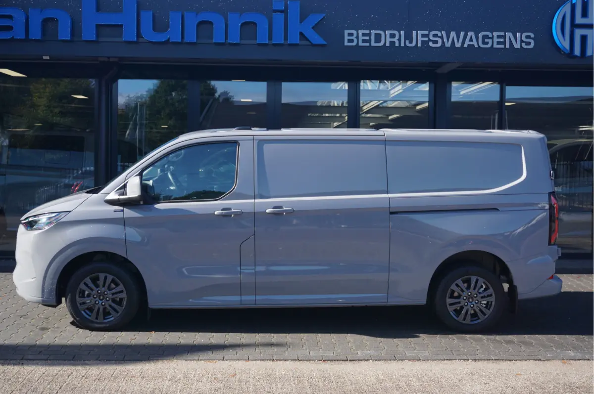 320L 218PK 71KWH AWD Limited AUT BPM VRIJ!! Apple CP/Android A, LED, Trekhaak, 2x Schuifdeur 17" LM!! NR. EC55