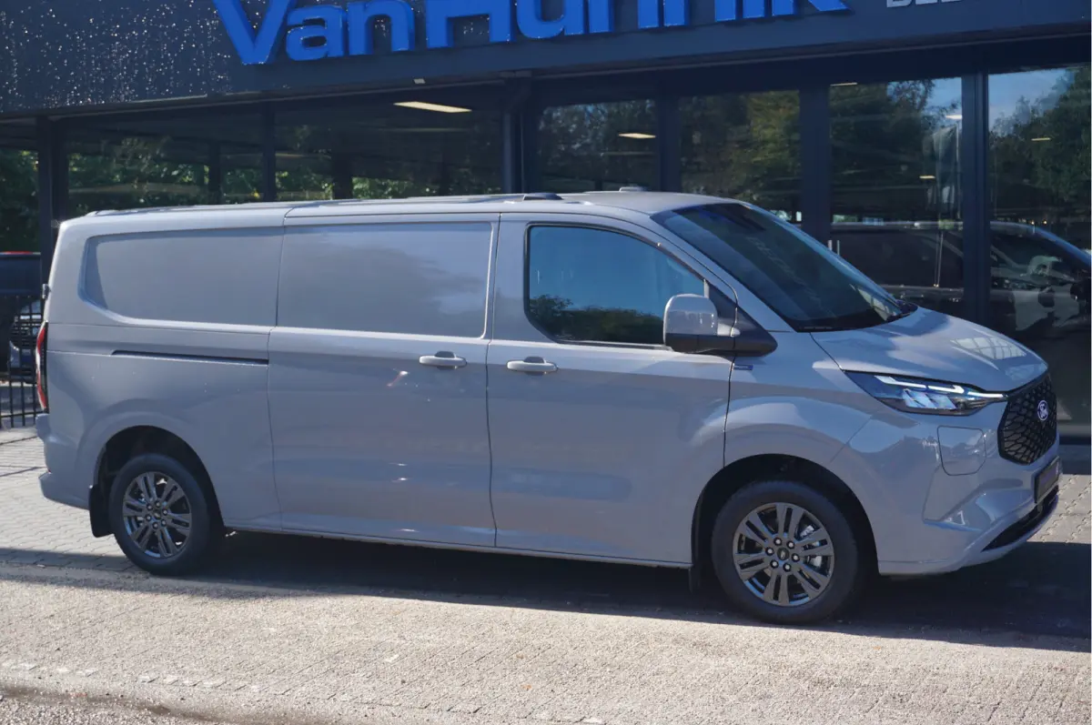 320L 218PK 71KWH AWD Limited AUT BPM VRIJ!! Apple CP/Android A, LED, Trekhaak, 2x Schuifdeur 17" LM!! NR. EC55