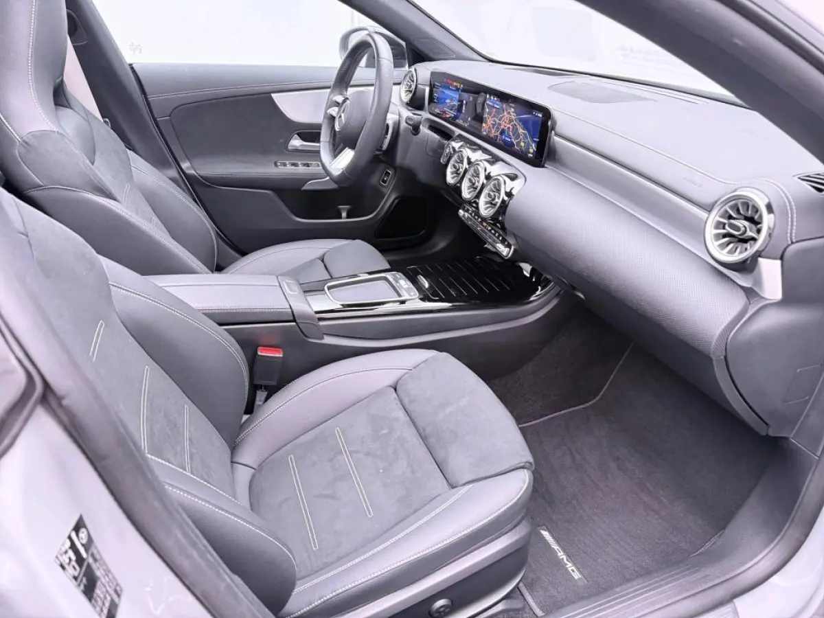 250 e Business Solution AMG / Panoramadak/ 19 inch/ Night/ Memory/ Head Up/ Keyless/ Zéér compleet!