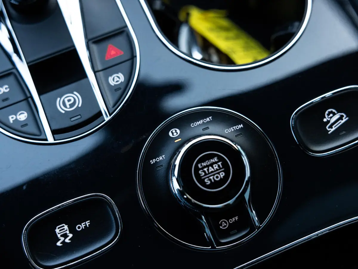 4.0 V8 | TOUR PAKKET | CITY PAKKET | NAIM SOUND | 22 INCH | PANORAMA/SCHUIF-KANTELDAK | HEAD-UP DISPLAY | NACHTZICHT | STOELMASSAGE VOOR | STOELVENTILATIE | ACHTERBANKVENTILATIE |