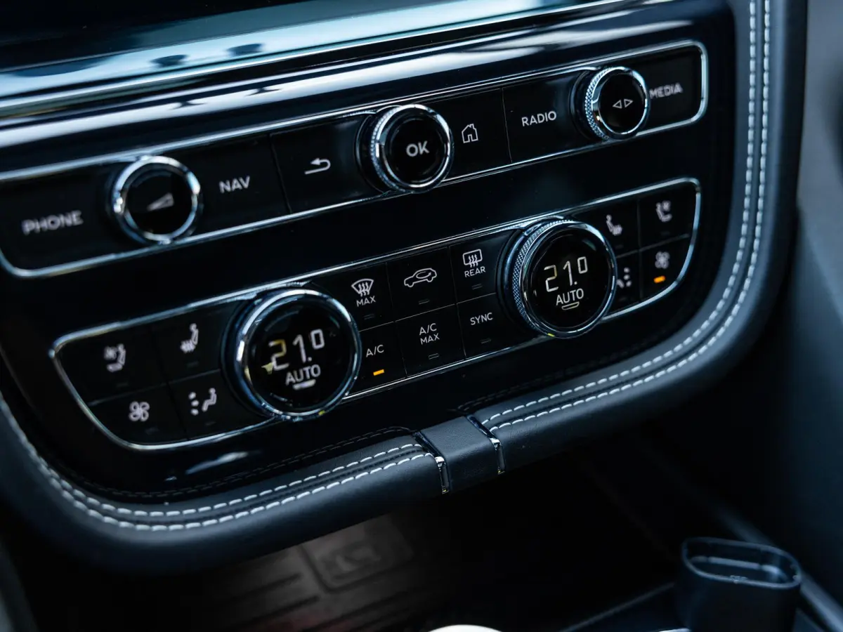 4.0 V8 | TOUR PAKKET | CITY PAKKET | NAIM SOUND | 22 INCH | PANORAMA/SCHUIF-KANTELDAK | HEAD-UP DISPLAY | NACHTZICHT | STOELMASSAGE VOOR | STOELVENTILATIE | ACHTERBANKVENTILATIE |