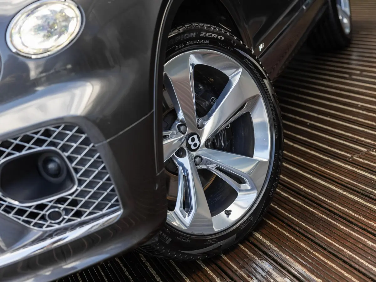 4.0 V8 | TOUR PAKKET | CITY PAKKET | NAIM SOUND | 22 INCH | PANORAMA/SCHUIF-KANTELDAK | HEAD-UP DISPLAY | NACHTZICHT | STOELMASSAGE VOOR | STOELVENTILATIE | ACHTERBANKVENTILATIE |