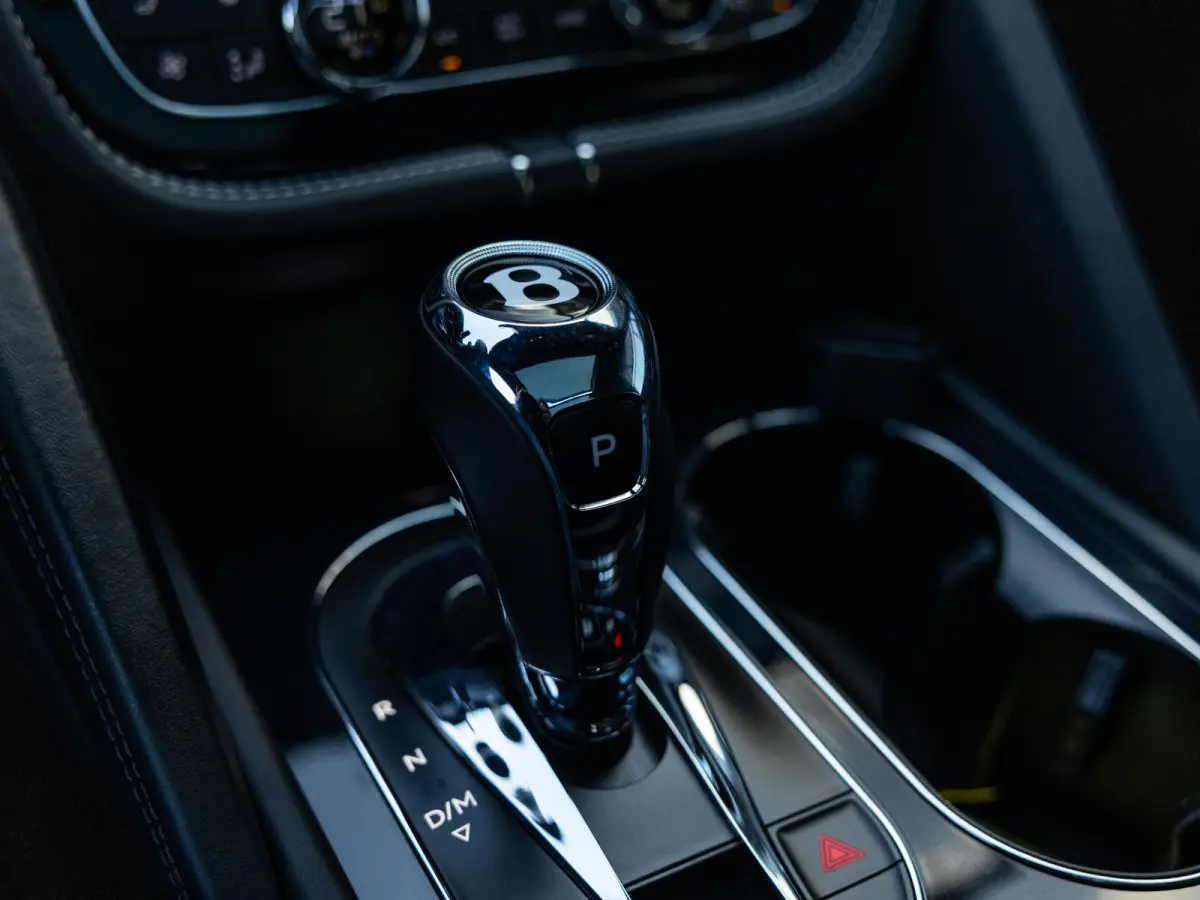 4.0 V8 | TOUR PAKKET | CITY PAKKET | NAIM SOUND | 22 INCH | PANORAMA/SCHUIF-KANTELDAK | HEAD-UP DISPLAY | NACHTZICHT | STOELMASSAGE VOOR | STOELVENTILATIE | ACHTERBANKVENTILATIE |