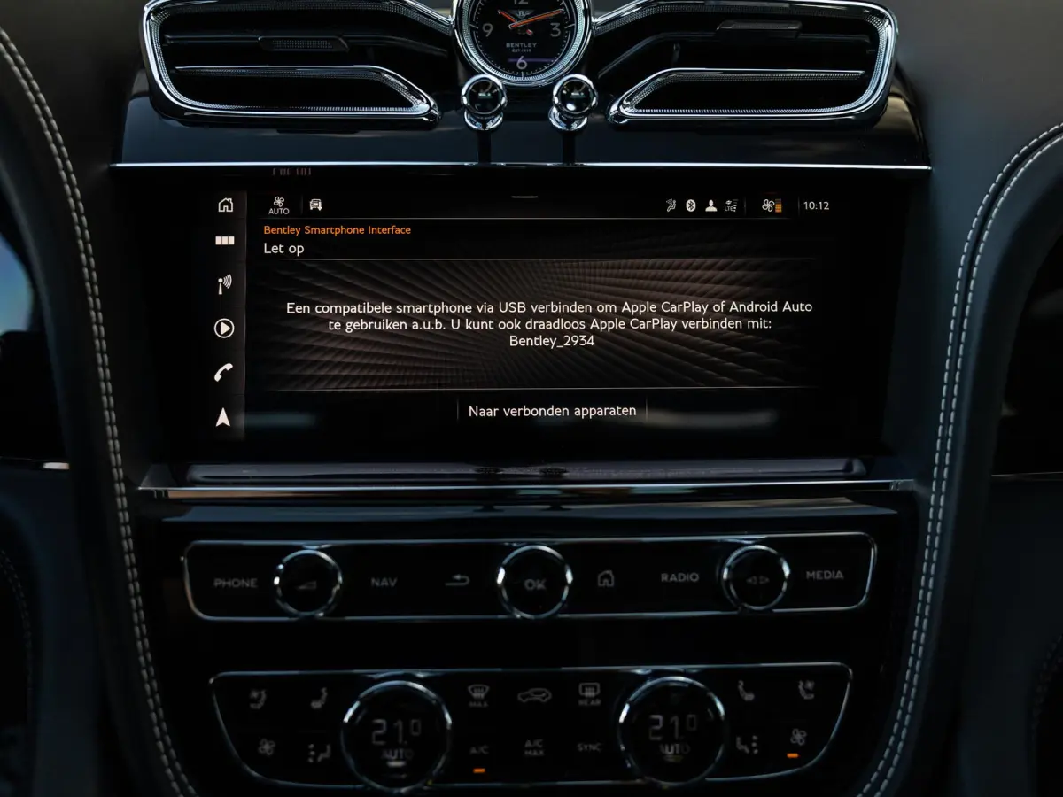 4.0 V8 | TOUR PAKKET | CITY PAKKET | NAIM SOUND | 22 INCH | PANORAMA/SCHUIF-KANTELDAK | HEAD-UP DISPLAY | NACHTZICHT | STOELMASSAGE VOOR | STOELVENTILATIE | ACHTERBANKVENTILATIE |