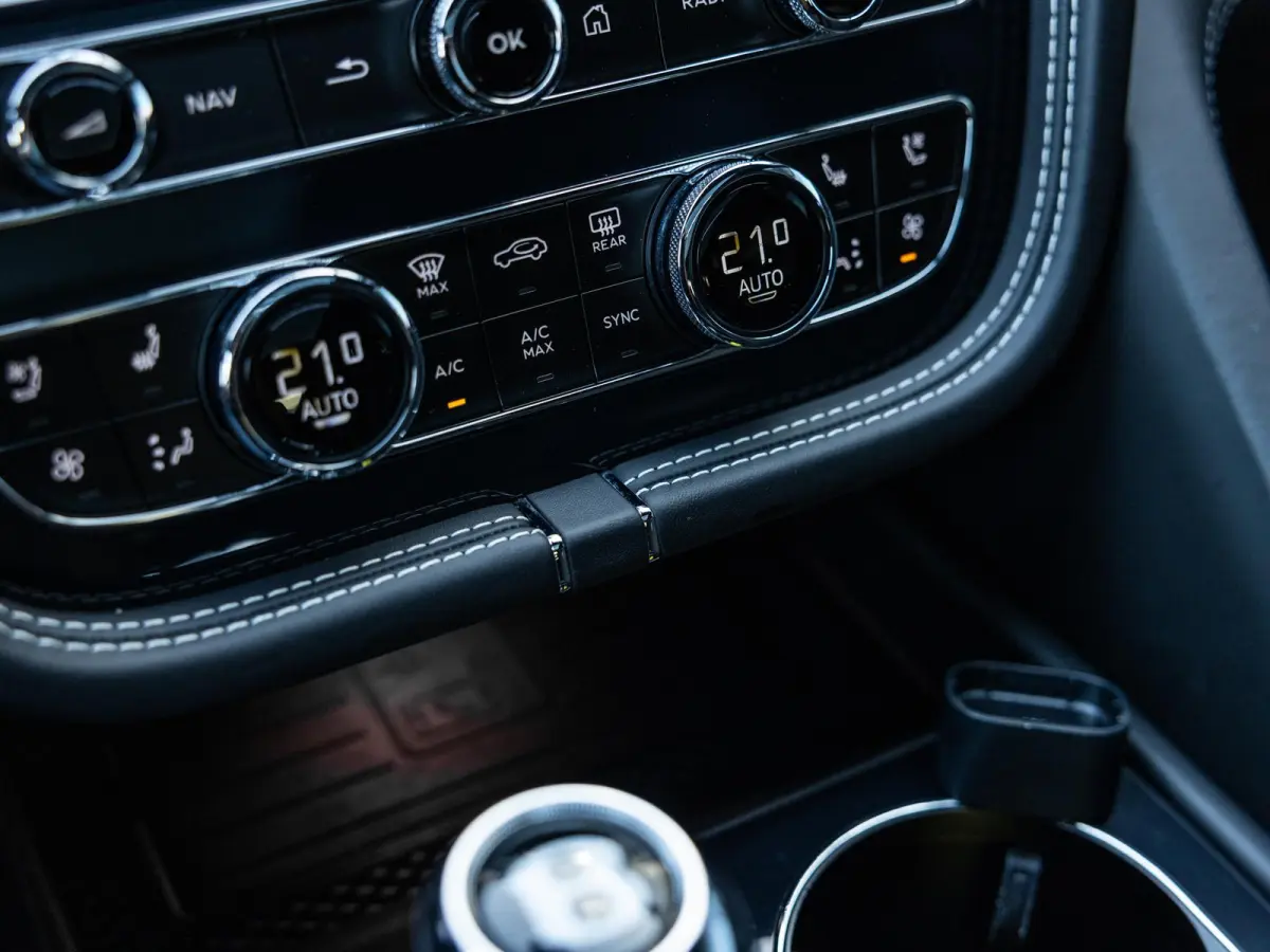 4.0 V8 | TOUR PAKKET | CITY PAKKET | NAIM SOUND | 22 INCH | PANORAMA/SCHUIF-KANTELDAK | HEAD-UP DISPLAY | NACHTZICHT | STOELMASSAGE VOOR | STOELVENTILATIE | ACHTERBANKVENTILATIE |