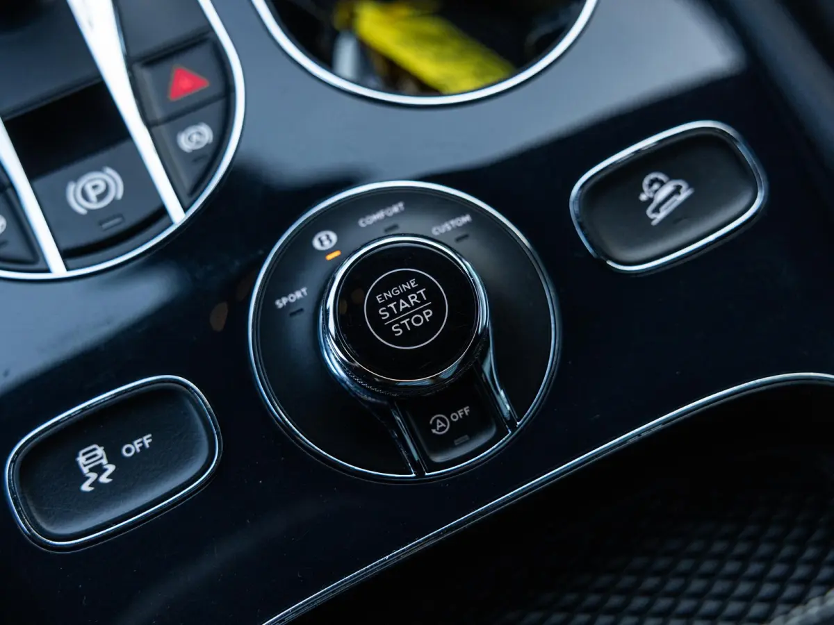 4.0 V8 | TOUR PAKKET | CITY PAKKET | NAIM SOUND | 22 INCH | PANORAMA/SCHUIF-KANTELDAK | HEAD-UP DISPLAY | NACHTZICHT | STOELMASSAGE VOOR | STOELVENTILATIE | ACHTERBANKVENTILATIE |