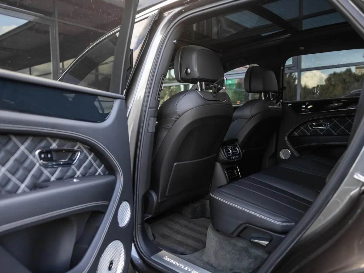 4.0 V8 | TOUR PAKKET | CITY PAKKET | NAIM SOUND | 22 INCH | PANORAMA/SCHUIF-KANTELDAK | HEAD-UP DISPLAY | NACHTZICHT | STOELMASSAGE VOOR | STOELVENTILATIE | ACHTERBANKVENTILATIE |