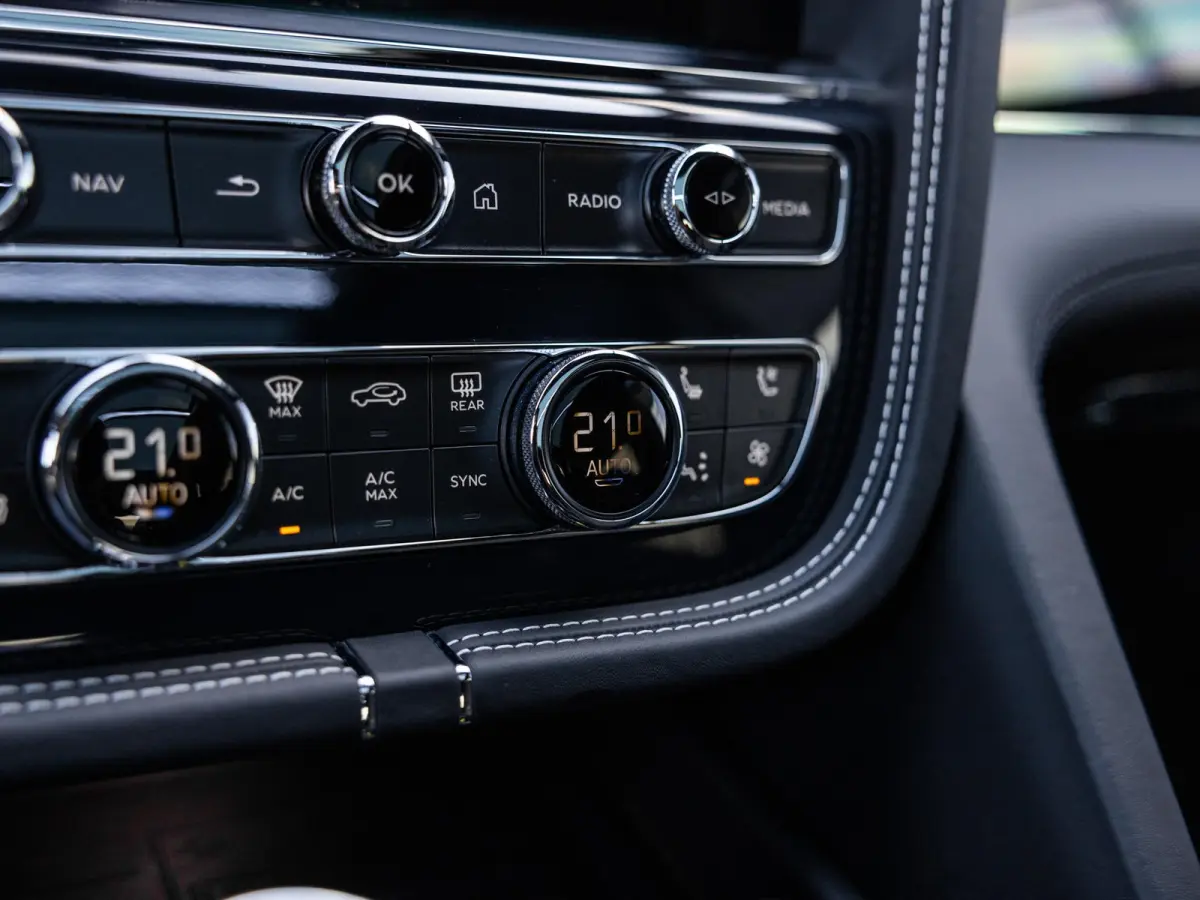4.0 V8 | TOUR PAKKET | CITY PAKKET | NAIM SOUND | 22 INCH | PANORAMA/SCHUIF-KANTELDAK | HEAD-UP DISPLAY | NACHTZICHT | STOELMASSAGE VOOR | STOELVENTILATIE | ACHTERBANKVENTILATIE |